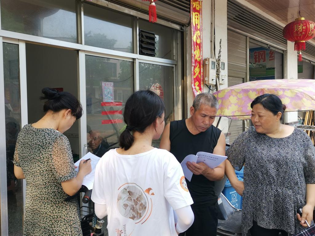 志愿者分发调查问卷