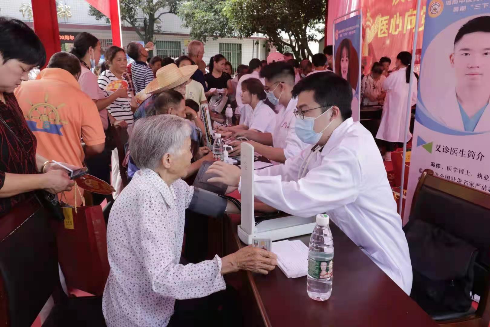 beat365英国官方网站冯祥、卓越等专家为村民把脉义诊