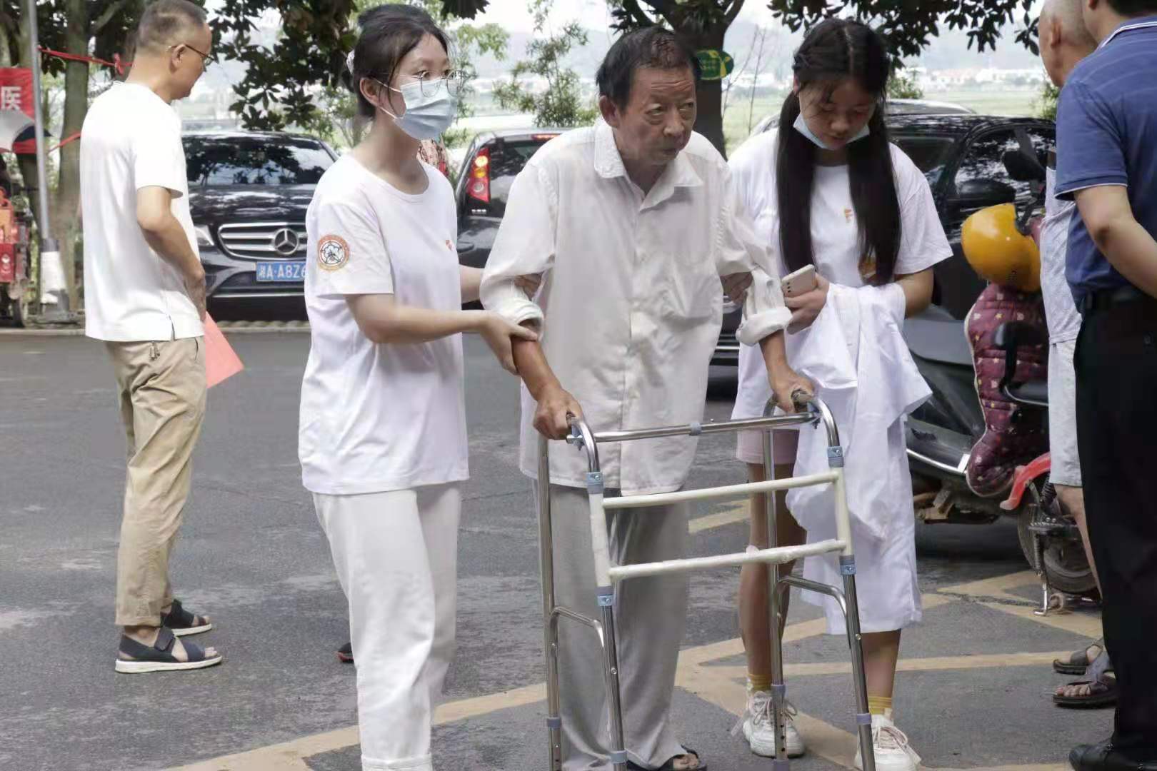 志愿者服务当地群众